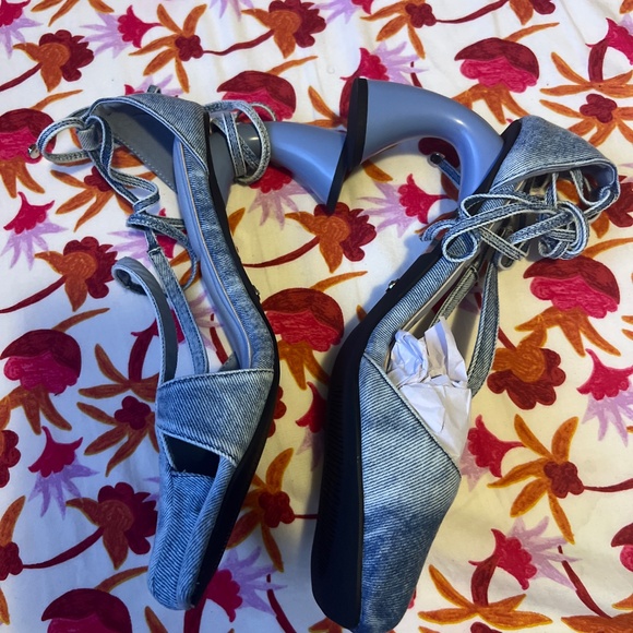 AKIRA AZALEA WANG BUIKY DENIM PUMP Size 1111 - Picture 4 of 4